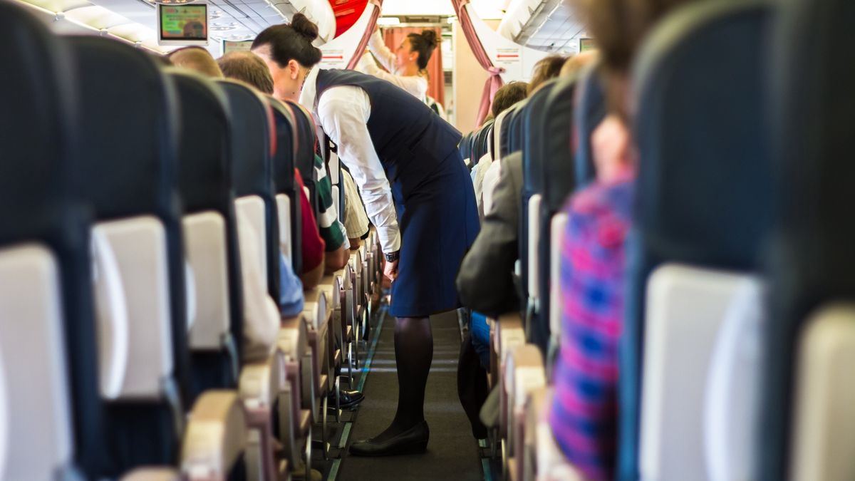 Odsłania kulisy pracy stewardessy. Zdjęcie ilustracyjce
