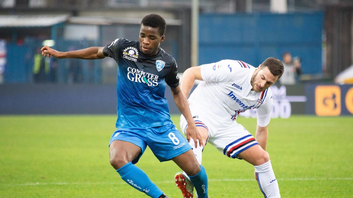 PAP/EPA / GIANNI NUCCI  / Na zdjęciu: Junior Traore (z lewej) oraz Jacopo Sala