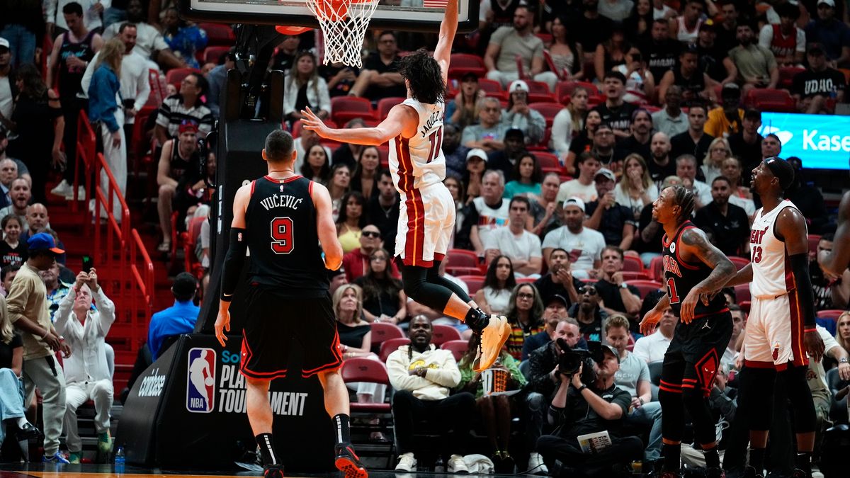 Getty Images / Rich Storry / Na zdjęciu: Koszykarze podczas meczu NBA.