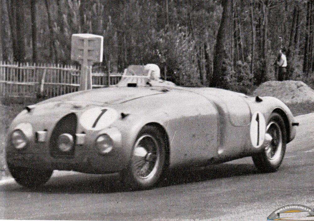 Bugatti Type 57C w specjalnej wersji Tank, w której nadwozie zostało dostosowane do sportu - podczas wyścigu LeMans - kierowca - Pierre Veyron