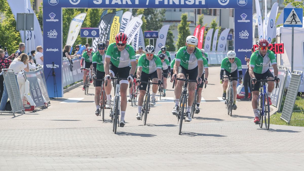 Materiały prasowe / Fot.: Bartek Syta / Kolarze amatorzy na mecie wyścigu PZU Gran Fondo