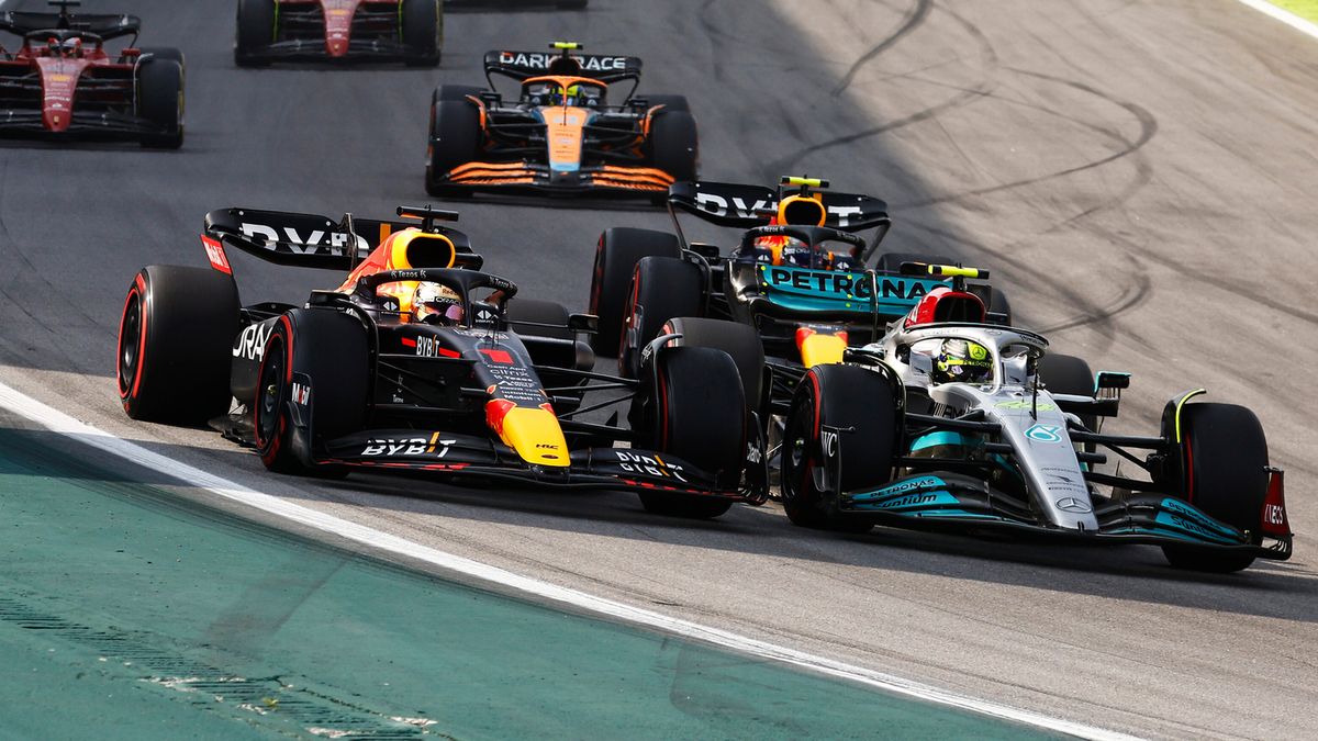 Zdjęcie okładkowe artykułu: Materiały prasowe / Red Bull / Na zdjęciu: walka Maxa Verstappena z Lewisem Hamiltonem