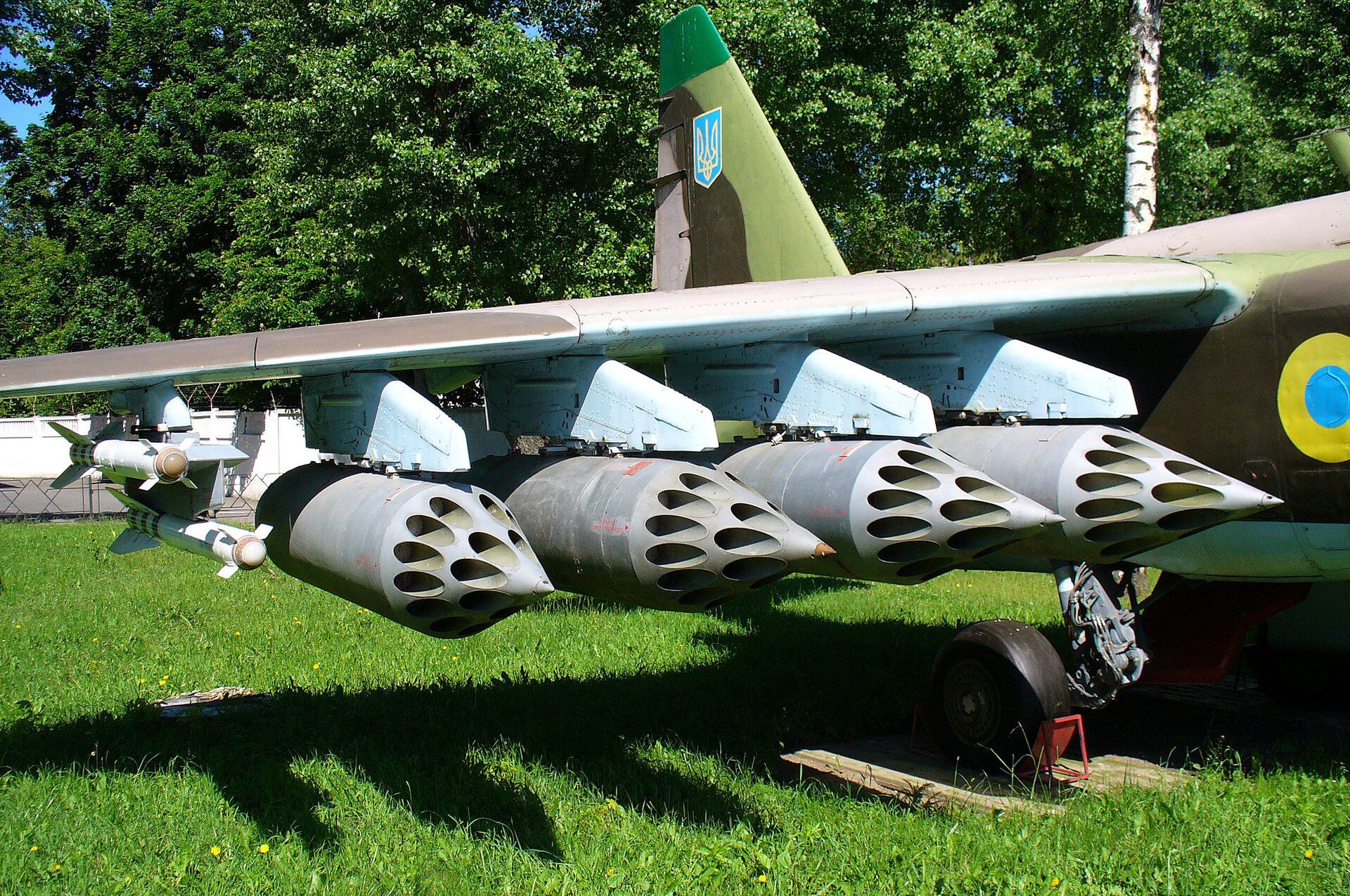 Wyrzutnie B-8 niekierowanych pocisków rakietowych S-8 kal. 80 mm oraz pociski R-60 pod ukraińskim Su-25.