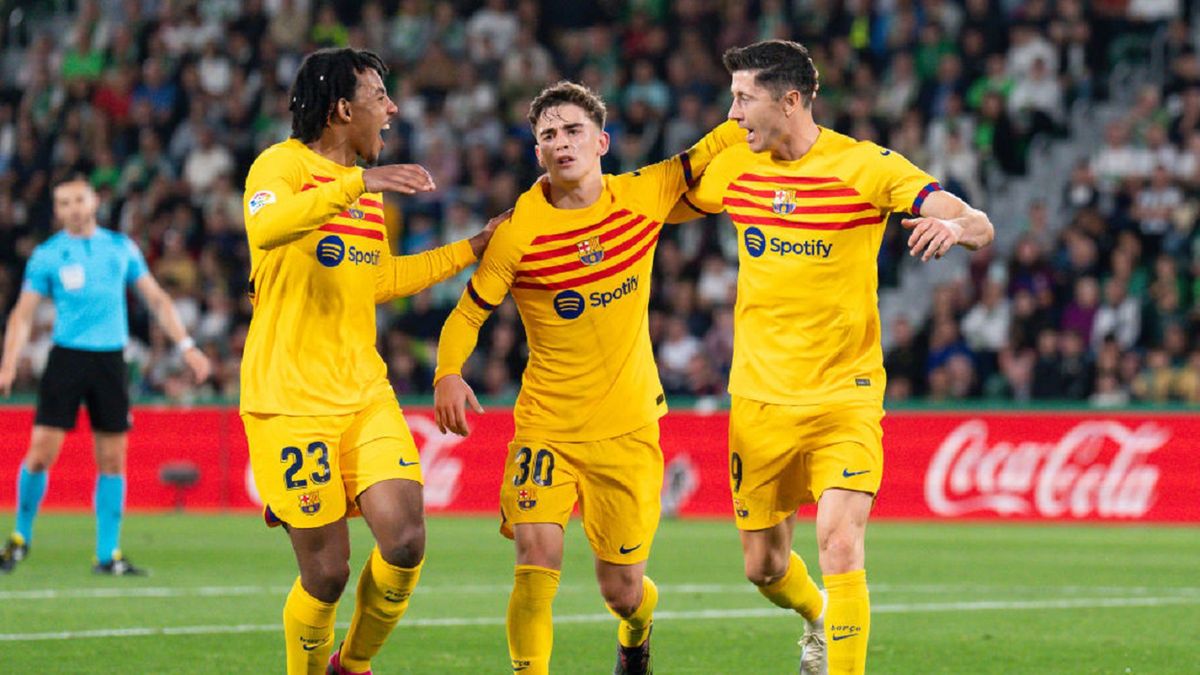 Getty Images / Aitor Alcalde Colomer / Na zdjęciu: Gavi (w środku)