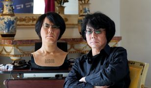 Hiroshi Ishigaro, naukowiec z Uniwersytetu w Osace i stworzony przez niego robot z kopią jego twarzy. Macie szanse mieć podobnego klona i jeszcze na tym zarobić.