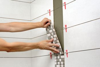 Ile kosztuje położenie płytek w łazience 5 mkw.? Tyle zapłacisz fachowcom