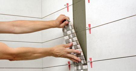 Ile kosztuje położenie płytek w łazience 5 mkw.? Tyle zapłacisz fachowcom