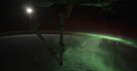 Zorza polarna, wchód Księżyca i pioruny. Wszystko to na jednym filmie z ISS
