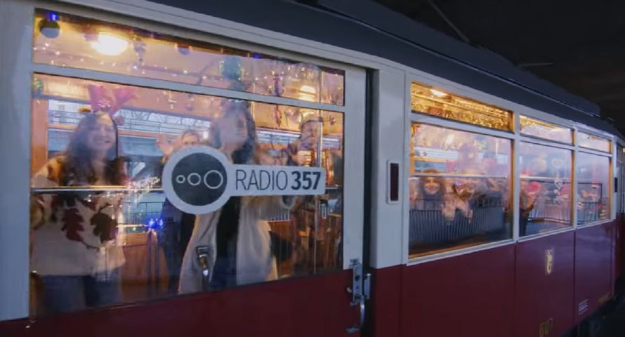 Świąteczna piosenka Radia 357 z  teledyskiem. Zobacz "Karpia pięciolatka"