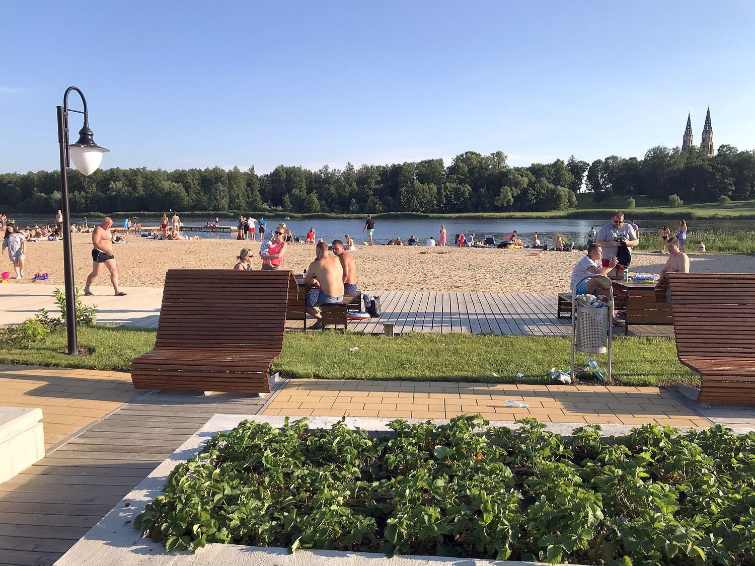 Plaża, bulwar i truskawkowe klomby w Korycinie