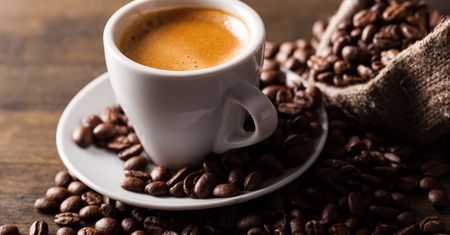 Idealne espresso z ekspresu kolbowego. Jak je przyrządzić?