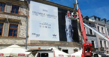 Zasłonili kamienice reklamowymi płachtami. Tak promowało się Centrum Spotkania Kultur
