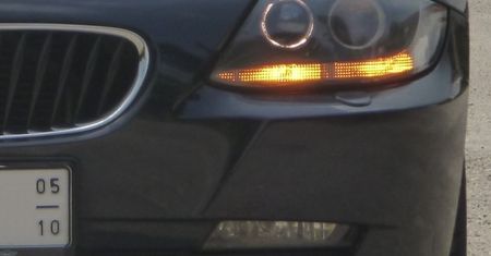 "Użyj kierunkowskazów". BMW apeluje do kierowców i znów budzi kontrowersje