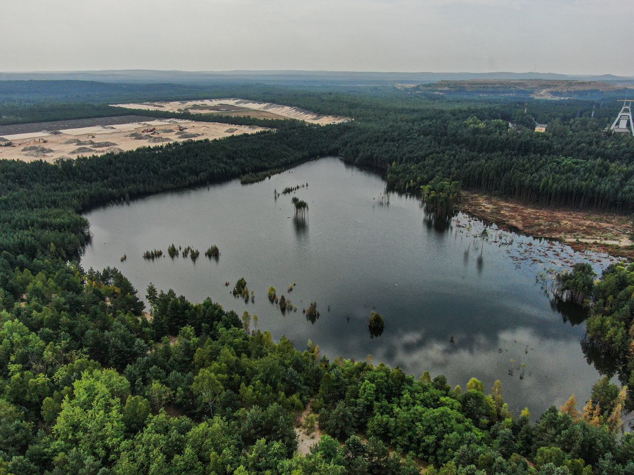 Drzewa i ścieżki znikają pod wodą. Zaczęło się rok temu