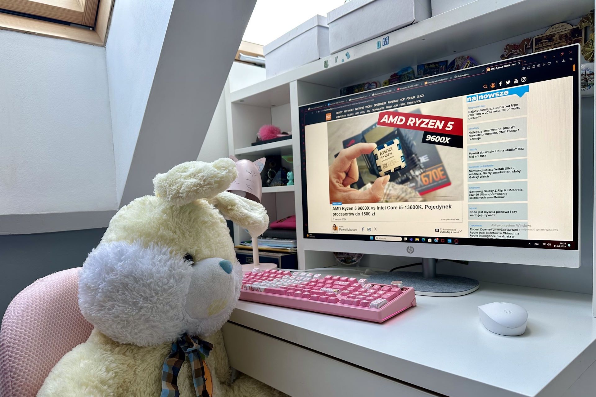 HP 27 AiO na biurku młodego ucznia