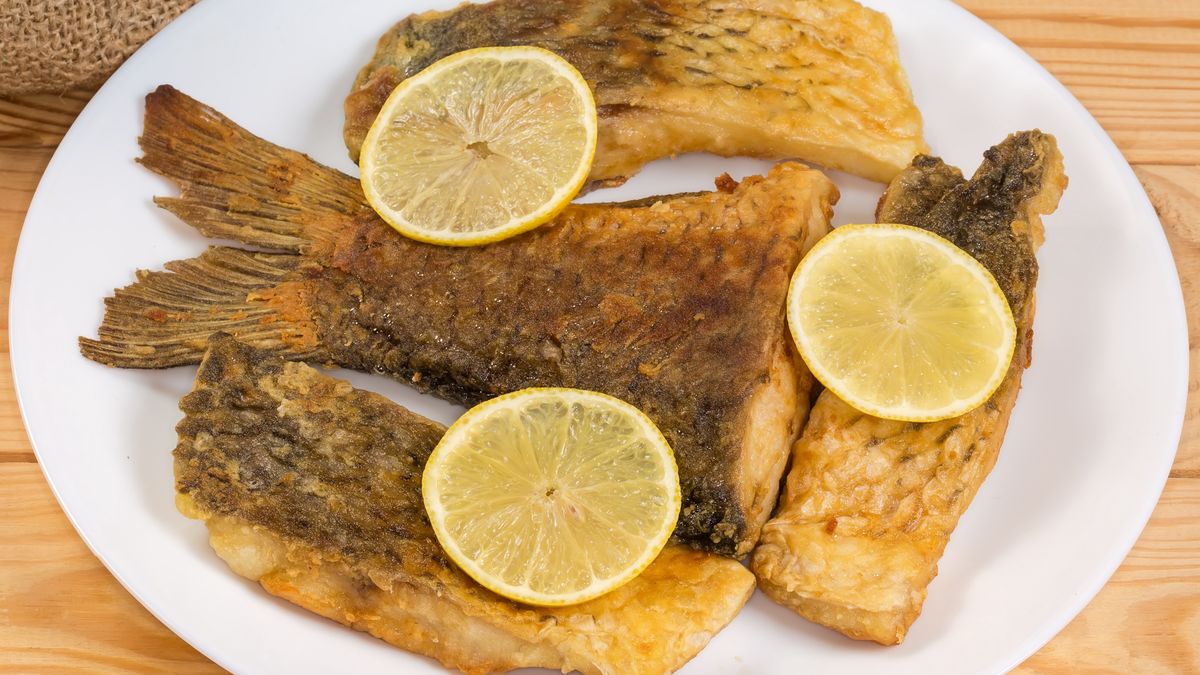 Usmażone kawałki ryby z cytryną