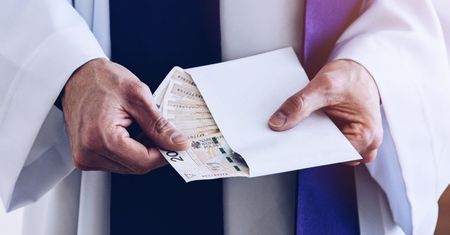 Jak księża zbierają na potrzeby kościoła? Pismo ze Złotoryi wywołało burzę, ręcznie robione skarpetki robią furorę