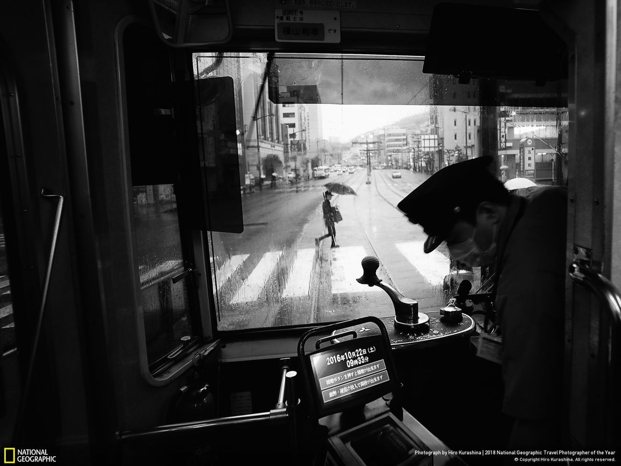 Pierwsze miejsce w kategorii "Miasta" zajął Hiro Kurashina z Japonii za zdjęcie, które przedstawia widok z tramwaju w Nagasaki.