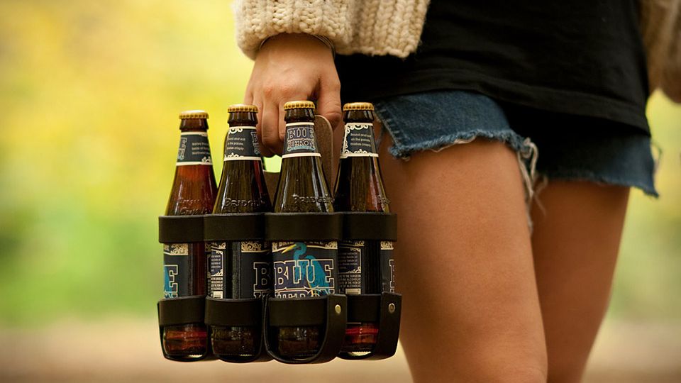 Jak stylowo wejść z sześciopakiem na sylwestra? 1