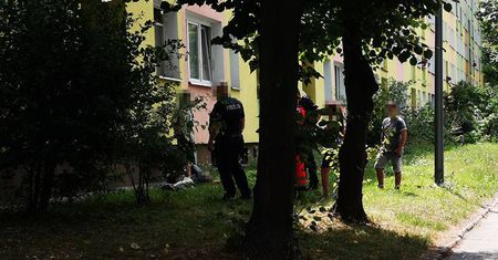 Mężczyzna wypadł z balkonu na parterze. Była od niego wyczuwalna woń alkoholu