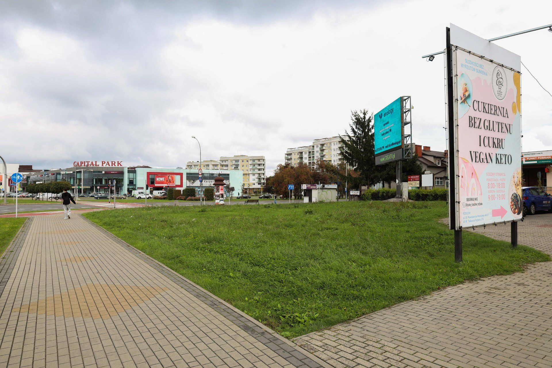Na tym niewielkim skwerku zielonym przy al. Rejtana niedaleko Millenium Hall trudno sobie wyobrazić postawienie 30-metrowego bloku z pełną infrastrukturą