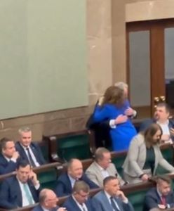 W PiS mieli bojkotować Pawłowską, ale się z nią ściskali. Jest nagranie z Sejmu