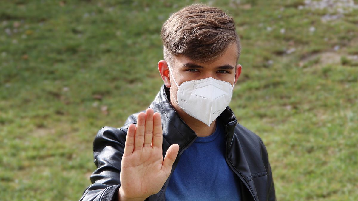 Nastolatek w maseczce /zdj. ilustracyjne/