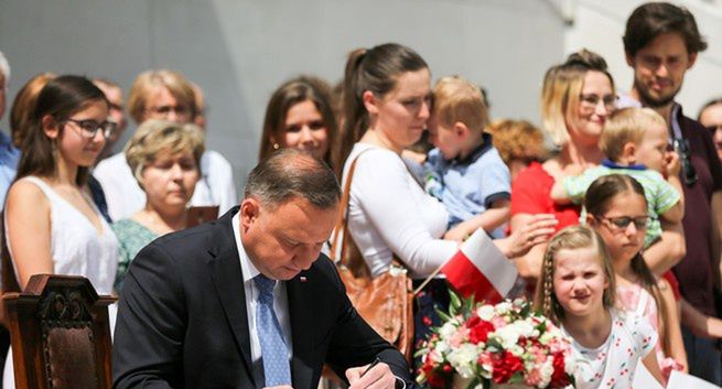 Andrzej Duda, Szymon Hołownia i Mateusz Morawiecki z największym zaufaniem wśród polityków