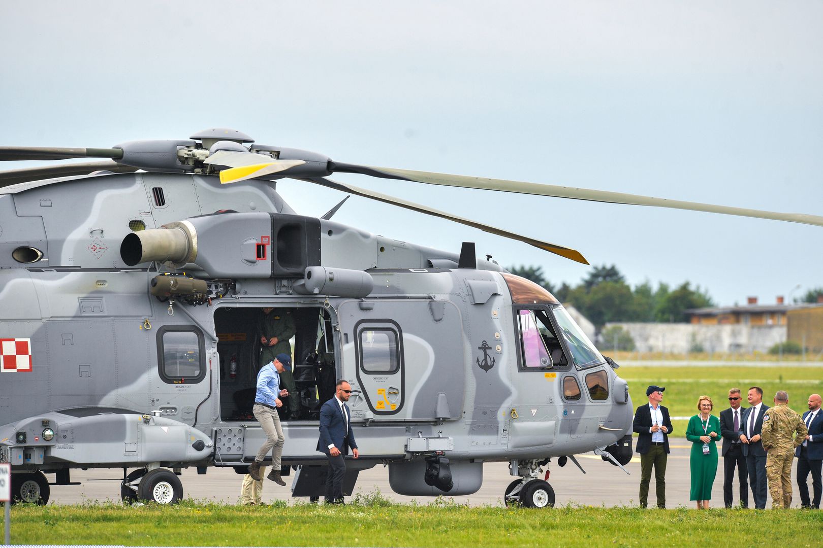 Radom, 26.08.2023. Międzynarodowe Pokazy Lotnicze AIR SHOW Radom 2023 na terenie lotniska w Radomiu, 26 bm. Tegoroczna edycja wydarzenia odbywa się pod hasłem "Niezwyciężeni w przestworzach". (mr) PAP/Radek Pietruszka ***Zdjęcie do depeszy PAP pt. Międzynarodowe Pokazy Lotnicze Air Show - w sobotę i w niedzielę w Radomiu***