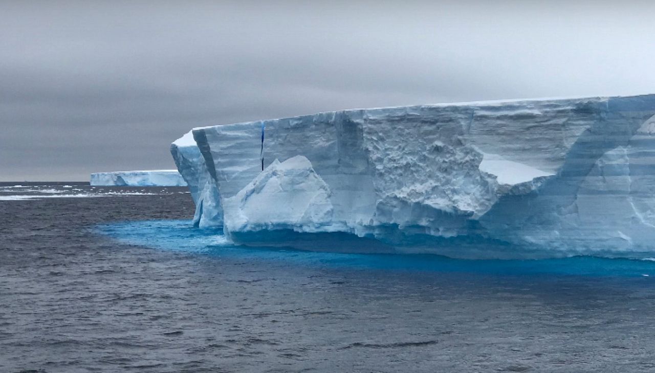Antarktyda. Gigantyczna góra lodowa rozpada się coraz szybciej. Pokonała ogromny dystans