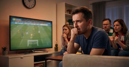 Sportowe emocje źródłem stresu. Wspólne kibicowanie i przekąski pomagają go rozładować