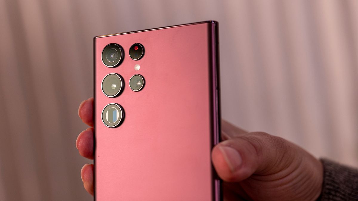 A Samsung Galaxy S22 Ultra 5G smartphone ahead of the Samsung Unpacked event in San Francisco, California, U.S., on Tuesday, Feb. 1, 2022. Samsung Electronics Co. announced three new smartphones and three new tablets on Wednesday, upgrading its hardware lineup with new screen sizes, better cameras and more storage to better compete with Apple Inc. Photographer: David Paul Morris/Bloomberg via Getty Images