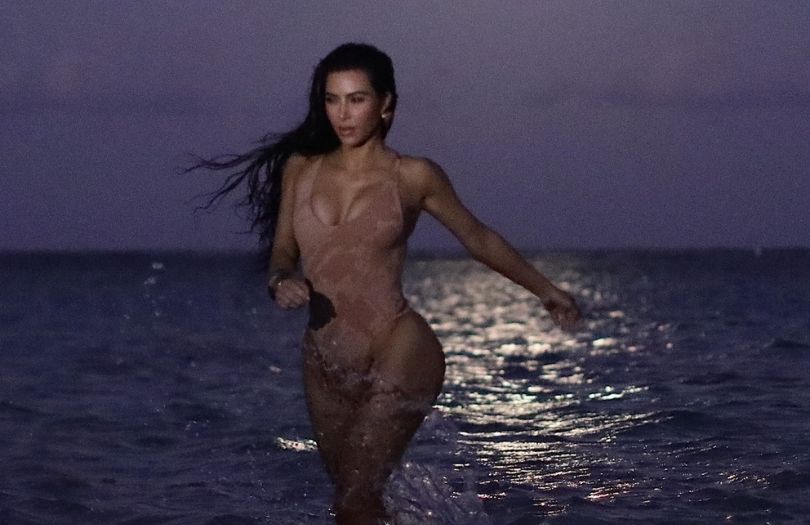 Kim Kardashian wygina się podczas nocnej sesji na Karaibach