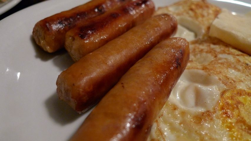 Kiełbasa wieprzowa podgrzana w mikrofalówce (pęto, burger)