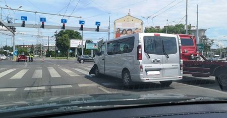 Wypadek na skrzyżowaniu w Lublinie. Utrudniony przejazd, kobieta z dzieckiem przewiezieni do szpitala