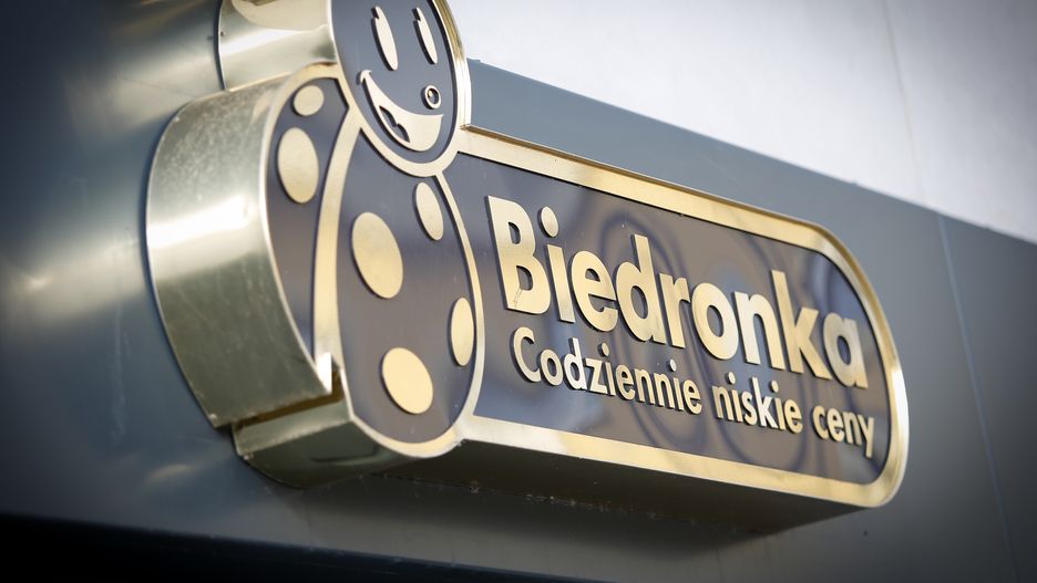 Biedronka oferuje modne torebki i szale na jesień 2021