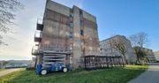 Szczecinek: Koniec "rzygowników", "doklejają" nowe balkony
