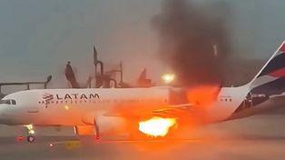 Pożar lewego silnika Airbusa A320 LATAM w Limie. Ewakuacja przed startem