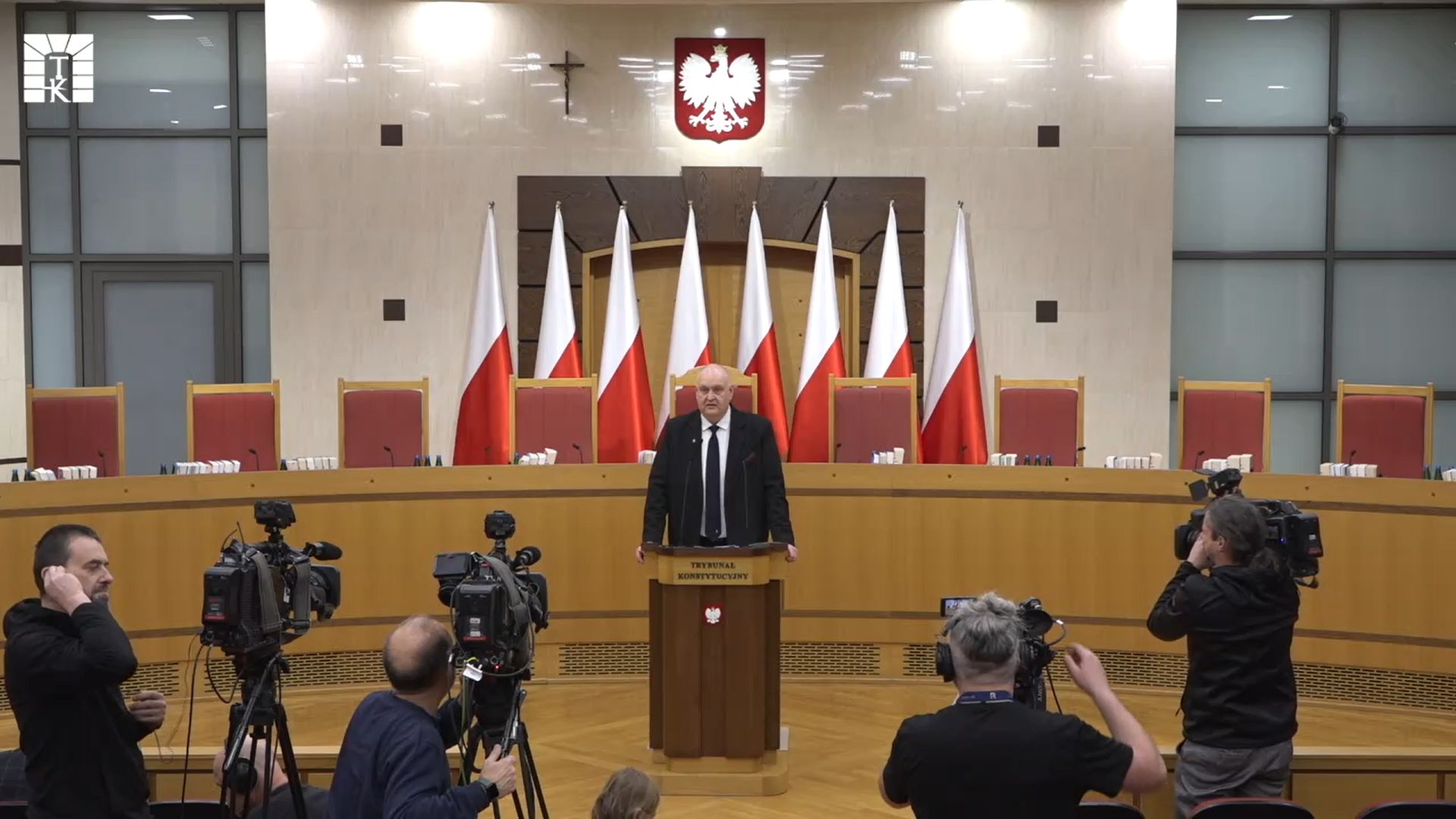 Prezes TK Bogdan Święczkowski podczas briefingu 