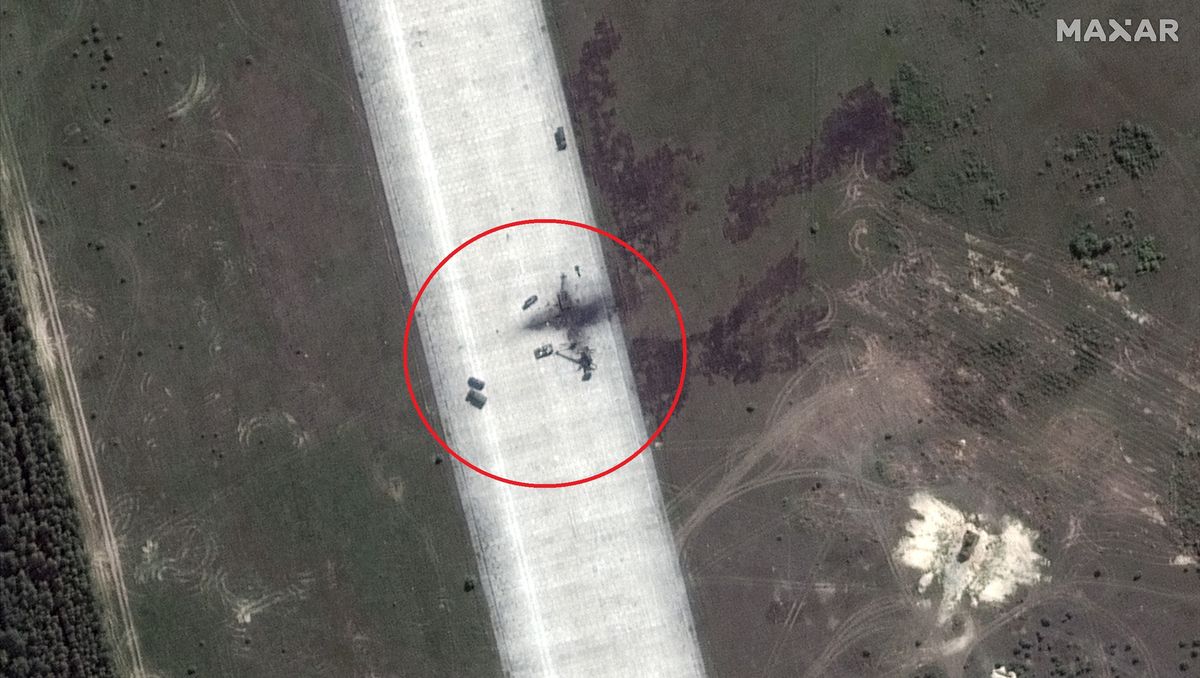 Maxar Technologies  opublikował pierwsze zdjęcia satelitarne, pokazujące ślady płonącego sprzętu na lotnisku Ziabrówka 