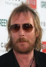 Rhys Ifans nie ma nic wspólnego z Bondem