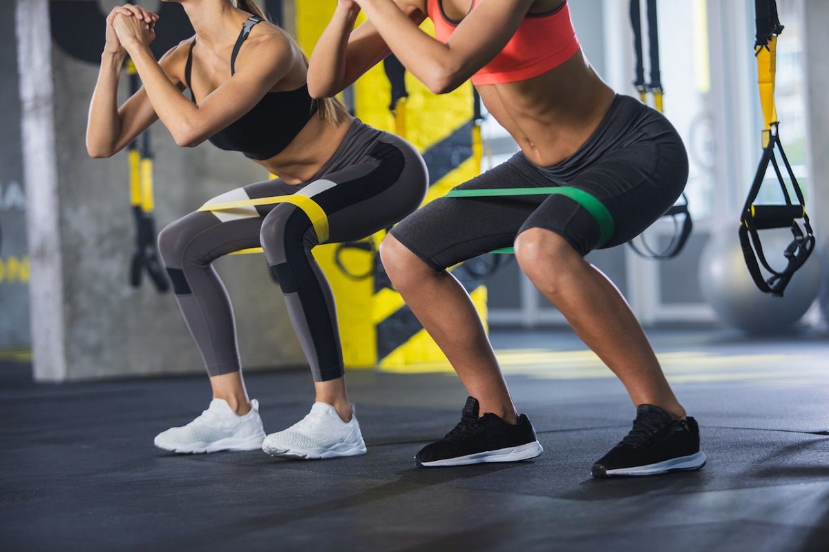 Wakacyjne-aktywności-trening-siłowy-jakie-buty-sportowe-wybrać-2
