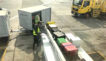Nikt nie uprzedził pasażerów. Wszystkie walizki zostały na lotnisku