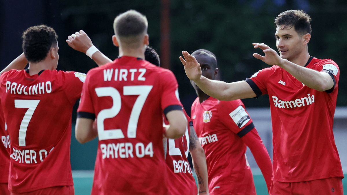 PAP/EPA / RONALD WITTEK / Na zdjęciu: piłkarze Bayeru 04 Leverkusen