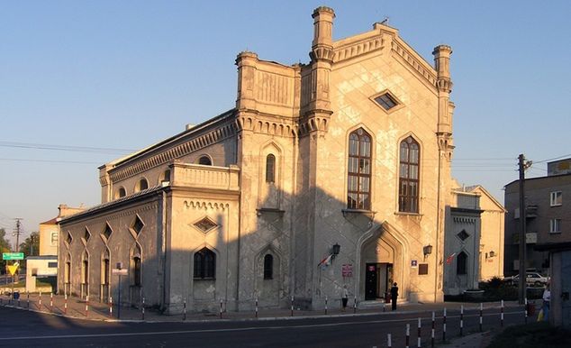 Synagoga w Piotrkowie Trybunalskim, gdzie więzione były mama i siostra Bena Helfgotta. Sara i 8-letnia Lusia stąd zostały zabrane do lasu i zastrzelone. Fot z 2006 r. KRZYSZTOF CHOJNACKI/East News