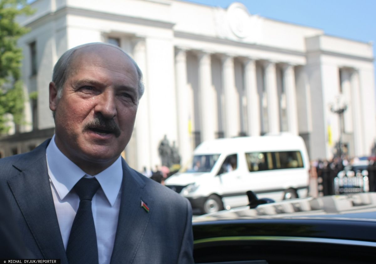 Prezydent Białorusi: telefon dzwoni rzadko, wtedy przynosi go adiutant