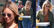 Wygłodniała Sienna Miller zabrała pizzę na spacer