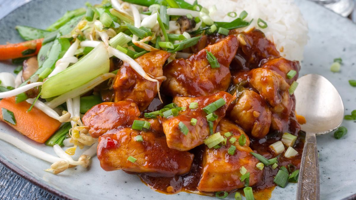 Do kurczaka w sosie azjatyckim dodaj ryż i ulubione warzywa