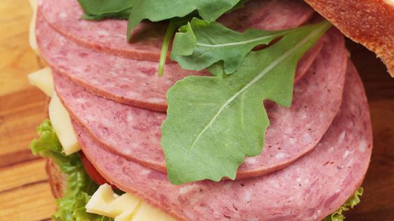 Drobiowo-wieprzowo-wołowa kiełbasa bolońska