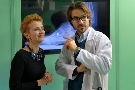 Aktorka kusi długimi nogami